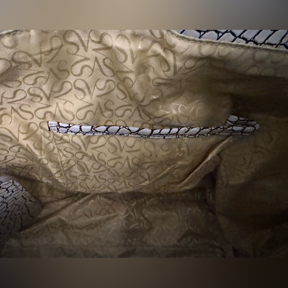 Vera Wang Large Bag - Picture 6 of 9